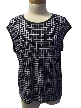 Women Black & White Geometric Short-Sleeve Tee. Size Medium